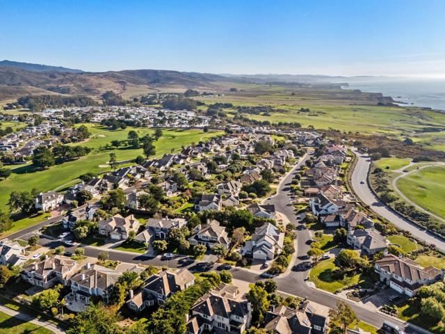 62 Spyglass Court, Half Moon Bay CA: https://media.crmls.org/mediaz/5a4fedb7-e034-4e0f-80df-14324e19a568.jpg