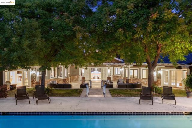 9 Burton Vista Ct, Lafayette CA: https://media.crmls.org/mediaz/5a50138d-9535-4828-a6e2-47be7a25c699.jpg