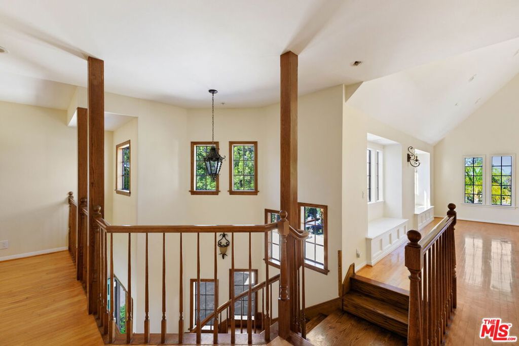 https://media.crmls.org/mediaz/5a50a864-a1d4-4f3f-8fb0-6415bed2ee5b.jpg?preset=X-Large