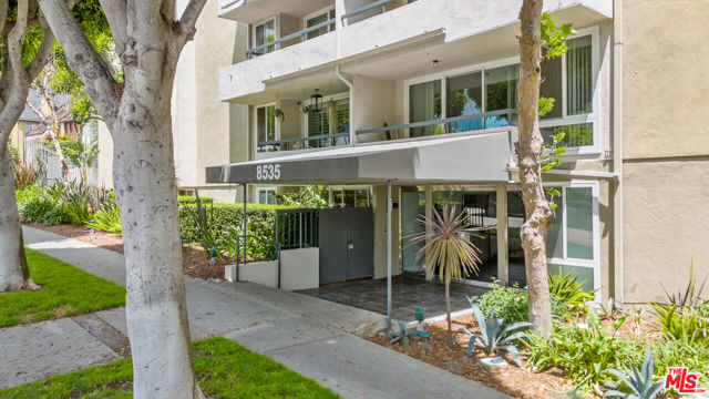 8535 W West Knoll Drive, West Hollywood CA: https://media.crmls.org/mediaz/5a511f7b-decc-4c5e-9692-fedb790c9004.jpg