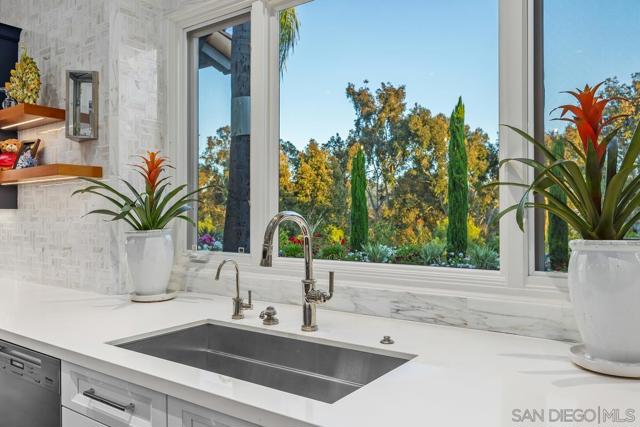 16590 Calle Familia, Rancho Santa Fe CA: https://media.crmls.org/mediaz/5a522b92-91cc-4af4-864c-eb9c32ed372f.jpg
