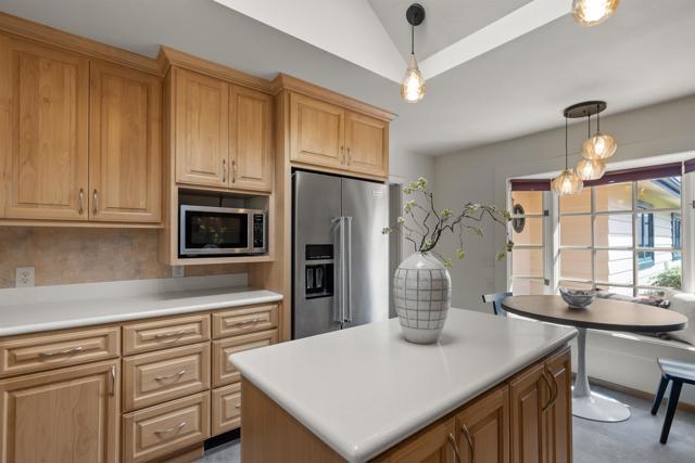 951 Skylark Dr, La Jolla CA: https://media.crmls.org/mediaz/5a543cfe-091a-4c70-9f2b-d7adc21263b3.jpg