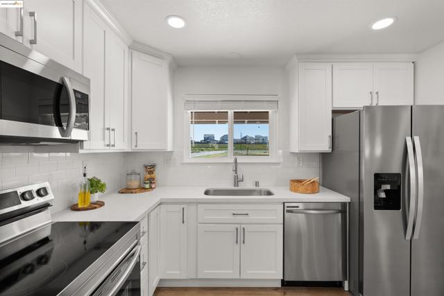 3393 Gateway Rd, Bethel Island CA: https://media.crmls.org/mediaz/5a548d27-98d0-49c4-b3e6-5ea74d0504cf.jpg