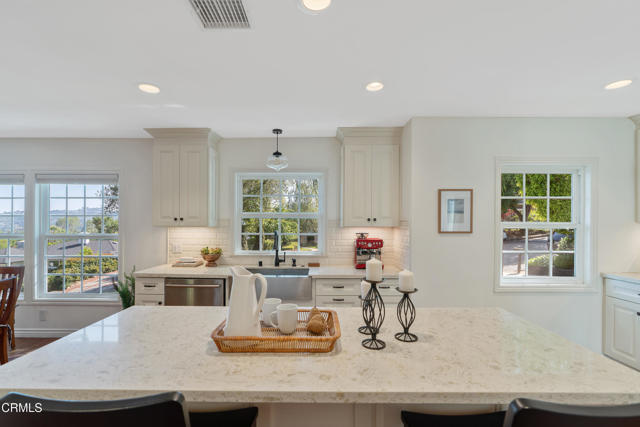 519 Paulette Place, La Canada Flintridge CA: https://media.crmls.org/mediaz/5a549673-9e43-4cf0-b4d8-4e198f64e297.jpg