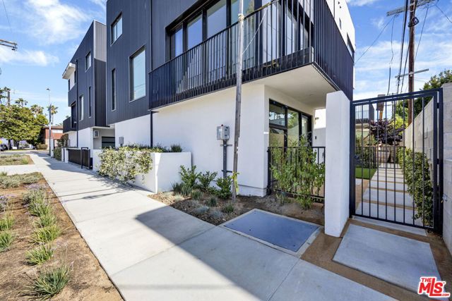5868 Saturn Street, Los Angeles CA: https://media.crmls.org/mediaz/5a55e38e-d747-4412-907c-4db49f810de7.jpg