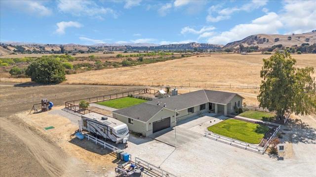 352 Cowden Road, Hollister CA: https://media.crmls.org/mediaz/5a56f30c-6772-4e56-a5b0-f9ed040c0e59.jpg