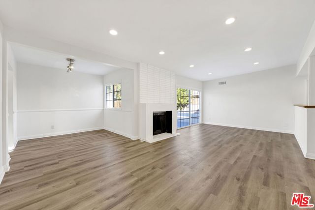 21819 Arminta Street, Canoga Park CA: https://media.crmls.org/mediaz/5a570fce-24ff-4fff-b46a-534f5bd25063.jpg