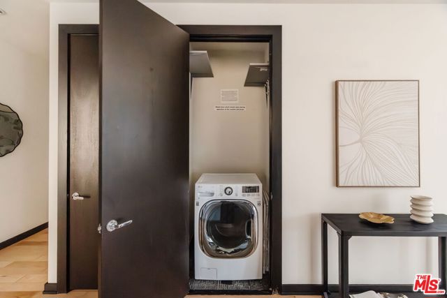 655 S Hope Street, Los Angeles CA: https://media.crmls.org/mediaz/5a578568-1968-46f7-ad3a-3a3d88a9c39f.jpg