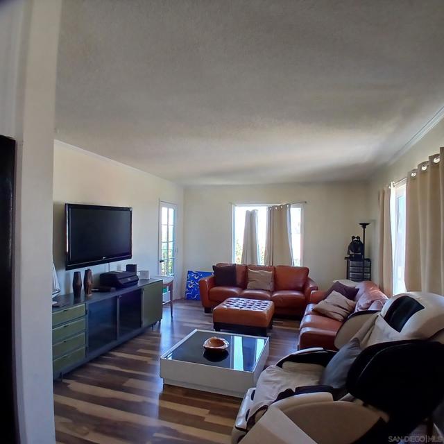 1641 Sunset Cliffs Blvd, San Diego CA: https://media.crmls.org/mediaz/5a5814ec-86f2-4f7f-99e5-0d55016b160e.jpg