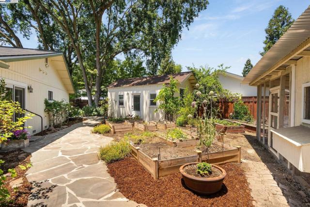 20 Donna Ln, Danville CA: https://media.crmls.org/mediaz/5a583bac-9d59-4933-af09-6f1d5d28c872.jpg