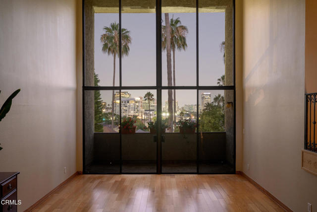 125 W Mountain Street, Glendale CA: https://media.crmls.org/mediaz/5a5871f8-ef3b-4406-94fe-92d2500809ae.jpg