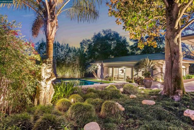 1121 Estates Dr, Lafayette CA: https://media.crmls.org/mediaz/5a5a325a-31dd-4c5a-9f66-fa16fade8e71.jpg
