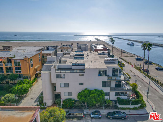 6209 Pacific Avenue, Playa del Rey CA: https://media.crmls.org/mediaz/5a5a7ee8-c268-43f9-9bc0-4f851eb58b44.jpg
