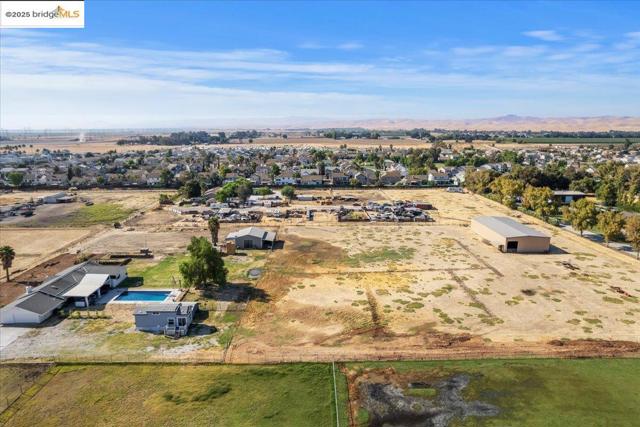 3164 Bixler Rd, Brentwood CA: https://media.crmls.org/mediaz/5a5aee54-e655-42be-ba7b-e6620e7917be.jpg