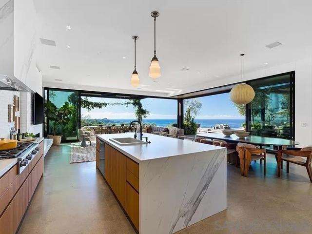 2585 Calle Del Oro, La Jolla CA: https://media.crmls.org/mediaz/5a5bbbc9-904c-46c6-b204-d4947ffcc844.jpg