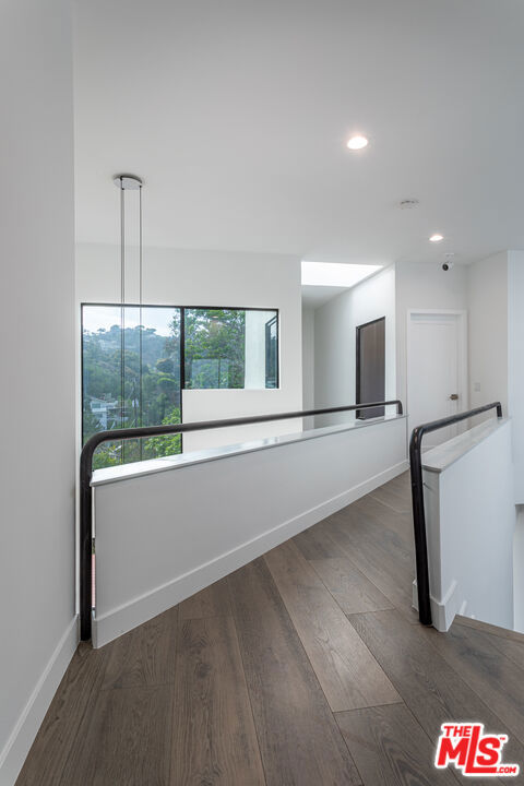 8424 Grand View Drive, Los Angeles CA: https://media.crmls.org/mediaz/5a5c53ec-35cd-42f8-a6cb-5452e0ab46e1.jpg