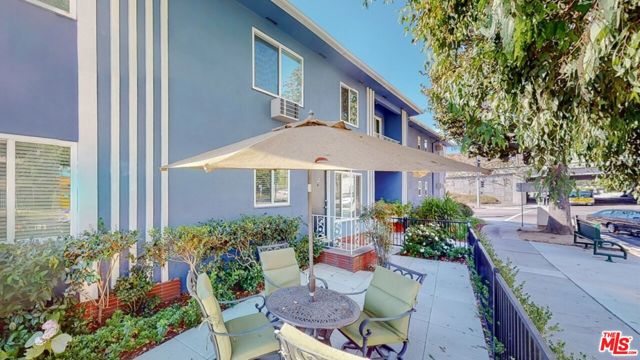 11284 Montana Avenue, Los Angeles CA: https://media.crmls.org/mediaz/5a5c8cf9-a554-4b45-a39c-52c6d40d4165.jpg