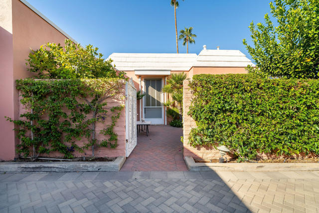 47212 Marrakesh Drive, Palm Desert CA: https://media.crmls.org/mediaz/5a5d1c2f-0cd4-4216-ac4b-5e46947df330.jpg