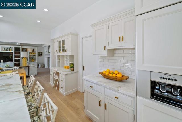 33 Los Arabis Circle, Lafayette CA: https://media.crmls.org/mediaz/5a5d3074-6b6d-4923-bcd9-134a043789fa.jpg
