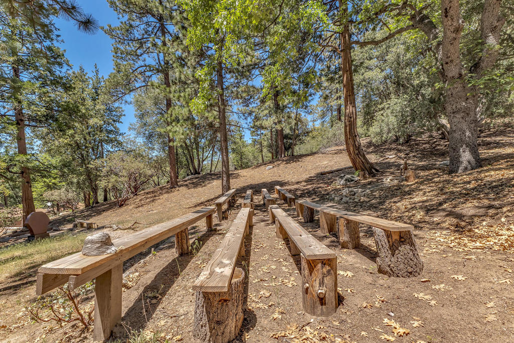 https://media.crmls.org/mediaz/5a5dcc40-f8a3-42f3-a37b-15619ac8d0d9.jpg?preset=X-Large