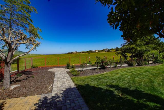 334 Paseo Gularte, San Juan Bautista CA: https://media.crmls.org/mediaz/5a5e00d7-687b-44ba-b569-647ccc5ddb77.jpg