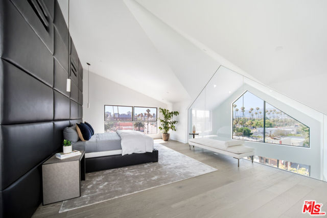8600 Wilshire Boulevard, Beverly Hills CA: https://media.crmls.org/mediaz/5a5e4f6d-4cdd-4c3a-b37f-ef2e0e1f5c39.jpg