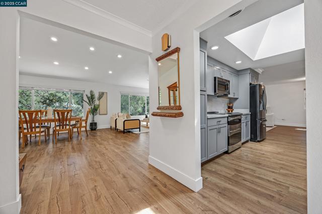 14 Saint Louis Ln, Pleasant Hill CA: https://media.crmls.org/mediaz/5a5e74ad-5cb1-49d4-a1c4-8e154899389e.jpg