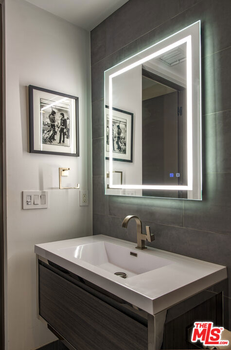 8145 Willow Glen Road, Los Angeles CA: https://media.crmls.org/mediaz/5a5edb7d-e988-4cfe-a255-d0da1d4403bc.jpg