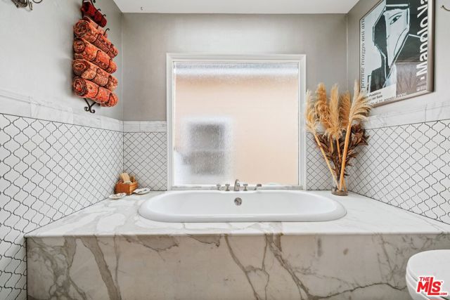 2116 3rd Street, Santa Monica CA: https://media.crmls.org/mediaz/5a5f56fb-3c7b-4255-a852-0dec422cf423.jpg