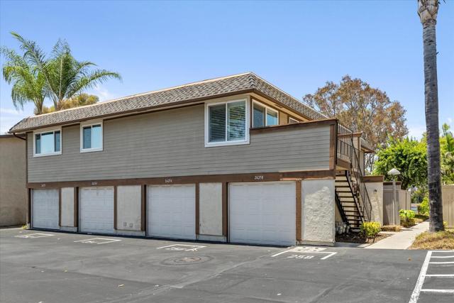 26258 Via Roble Ln,  CA: https://media.crmls.org/mediaz/5a5fc898-dcdd-479d-9b8d-d1bfded37a7b.jpg