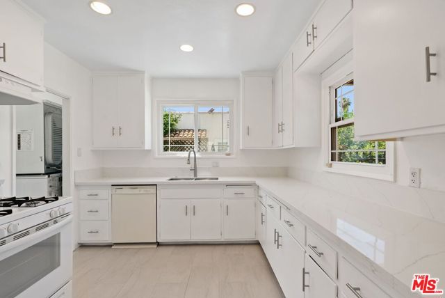 220 S Le Doux Road, Beverly Hills CA: https://media.crmls.org/mediaz/5a5ff433-1e62-4517-8434-7d972c0a610a.jpg