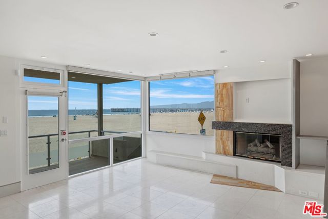 6 Eastwind Street, Marina del Rey CA: https://media.crmls.org/mediaz/5a603a9c-9fa2-4f2f-895d-c31703a691bb.jpg
