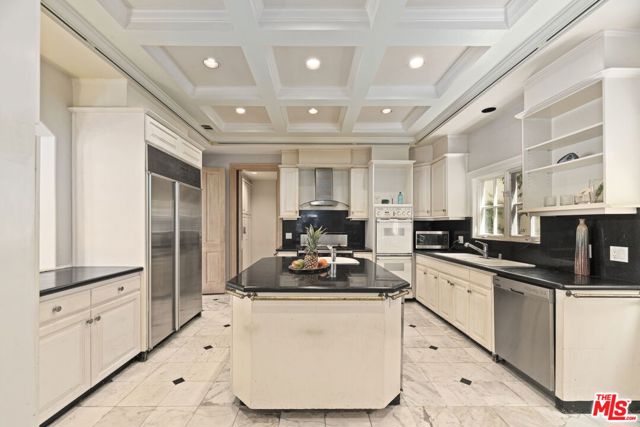14330 Mulholland Drive, Los Angeles CA: https://media.crmls.org/mediaz/5a60b380-5a27-41d4-a269-b209f73ac351.jpg