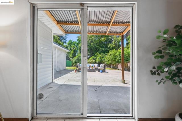 4125 Miflin Ave, El Sobrante CA: https://media.crmls.org/mediaz/5a60e71d-2453-4a96-84b9-5ed025c013e9.jpg