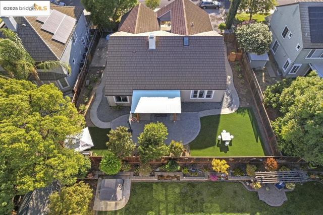 1030 Orchid Dr, Brentwood CA: https://media.crmls.org/mediaz/5a611333-0974-4278-b638-c7ac51030d25.jpg
