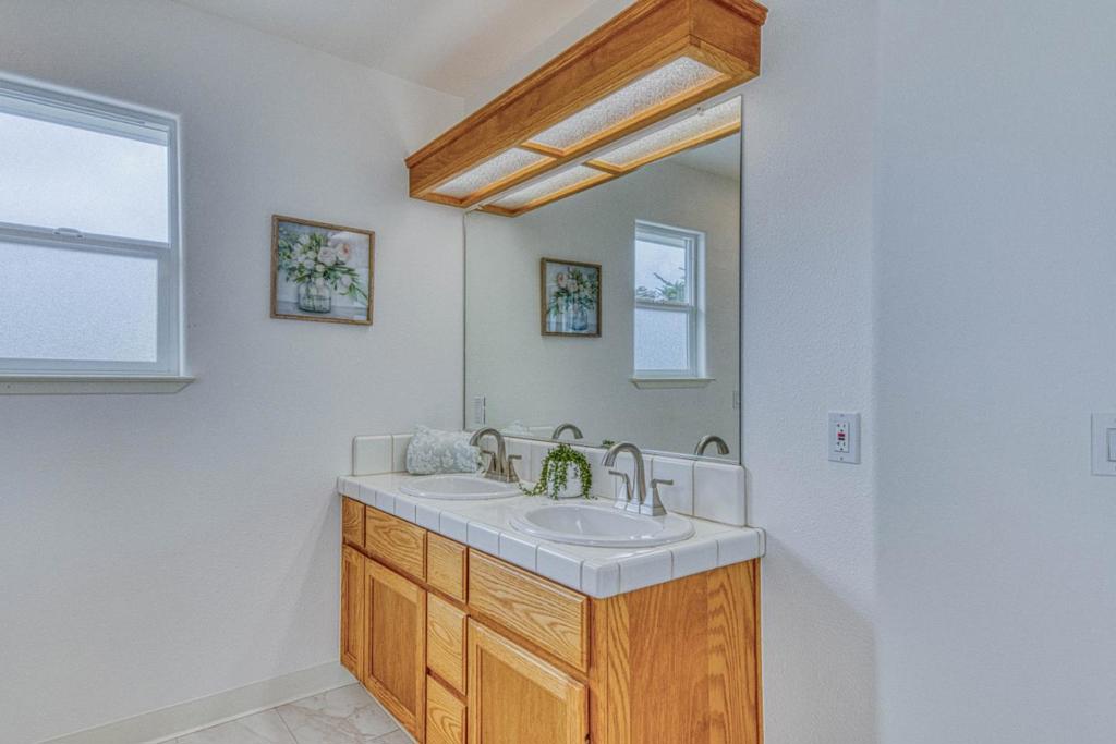 https://media.crmls.org/mediaz/5a613977-87cc-4c49-9c03-a0366d83bf81.jpg?preset=X-Large