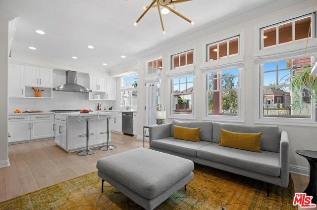 2584 Bungalow Place, Corona del Mar CA: https://media.crmls.org/mediaz/5a61cf74-3bf6-47f9-9fd2-00df5950a826.jpg
