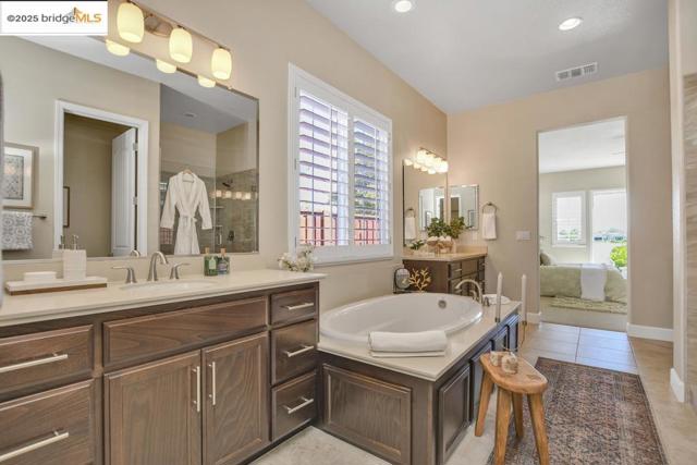 133 Clear Lake Ct, Oakley CA: https://media.crmls.org/mediaz/5a61d996-3d4d-43b2-ac31-c624f9884b1a.jpg
