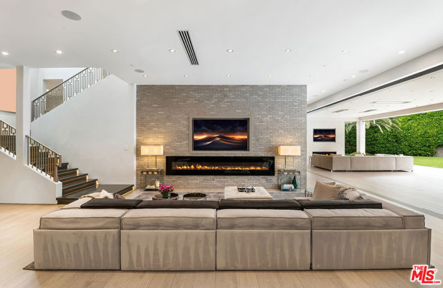 901 Oxford Way, Beverly Hills CA: https://media.crmls.org/mediaz/5a61ea9d-665e-4dec-87d5-c106d11b5be4.jpg