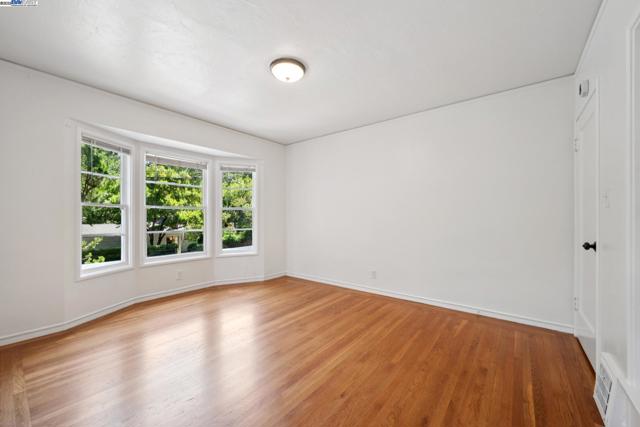 1658 Gouldin Rd, Oakland CA: https://media.crmls.org/mediaz/5a6244e4-e876-4cf2-9ec5-15ac0380943d.jpg