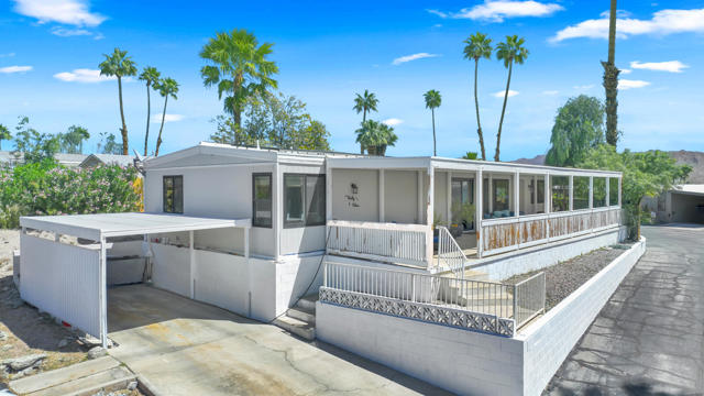 39 Country Club Drive, Palm Desert CA: https://media.crmls.org/mediaz/5a62d33d-7ee1-41dd-91ce-b50791b536c4.jpg