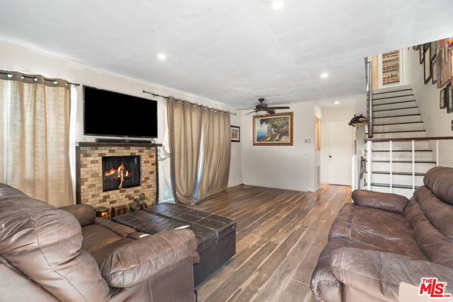 7312 Bright Avenue, Whittier CA: https://media.crmls.org/mediaz/5a62dc26-b88e-4807-bf23-c88b2e029a4b.jpg