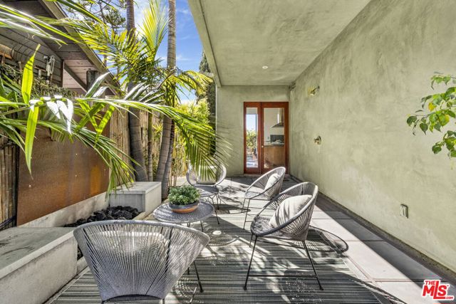 2336 Boone Avenue, Venice CA: https://media.crmls.org/mediaz/5a634371-79fd-4adf-b402-14144d61e06b.jpg