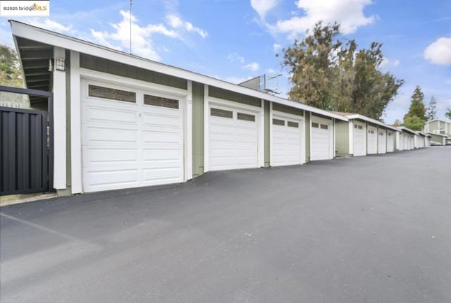 8711 Mountain Blvd, Oakland CA: https://media.crmls.org/mediaz/5a645fd0-5739-4fdb-ba2e-45d203042be0.jpg