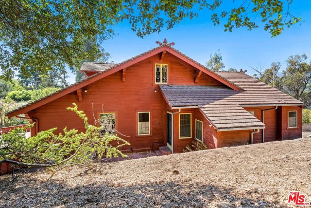 1060 Tremonto Road, Santa Barbara CA: https://media.crmls.org/mediaz/5a64fa37-88b1-4584-8508-fd0f1184e28d.jpg