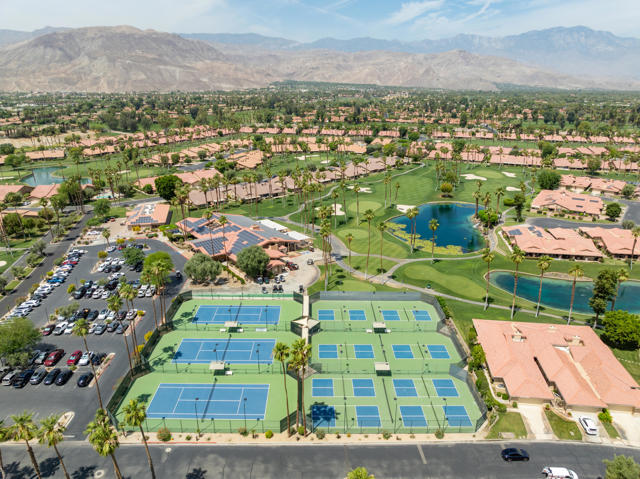 40 Joya Drive, Palm Desert CA: https://media.crmls.org/mediaz/5a657ea1-4699-4ae9-9949-f728b063e65a.jpg