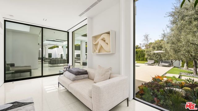 16032 VALLEY VISTA Boulevard, Encino CA: https://media.crmls.org/mediaz/5a661afd-0143-4e41-8bdf-b2809caa2ea9.jpg