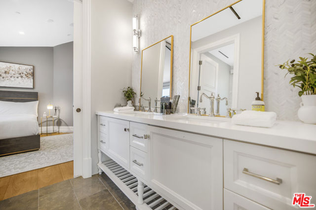 439 S Spalding Dr, Beverly Hills CA: https://media.crmls.org/mediaz/5a666002-75fa-4077-8ba8-38173351bacd.jpg