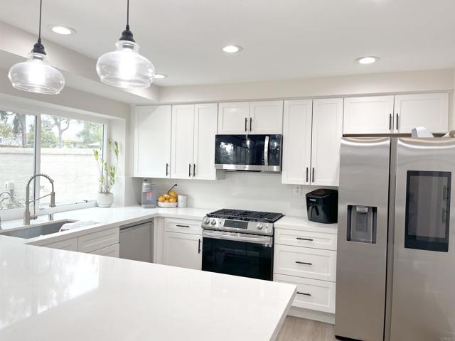 Detail Gallery Image 7 of 41 For 13425 via Almeria, Tustin,  CA 92782 - 3 Beds | 2/1 Baths
