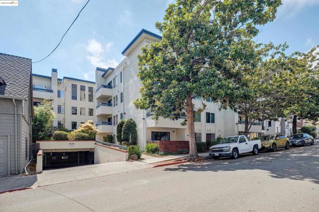 389 Belmont St, Oakland CA: https://media.crmls.org/mediaz/5a67b038-804b-4ac3-9b0a-9c858c326f64.jpg